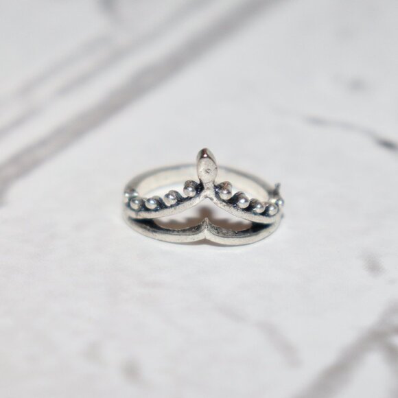 Beautiful Silver Statement Ring – Size 4.5 Petite Drama · Sleek Shine · - Picture 1 of 5